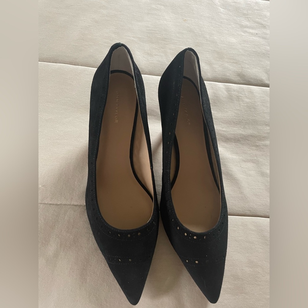 Ann Taylor ‘April’ Suede Pump Size 8.5 medium.   2 .5 inch heel
